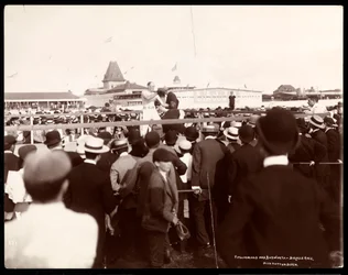 Una pelea de boxeo entre Robert Prometheus Fitzsimmons y Bosworth el día de una carrera de bicicletas en Manhattan Beach, Nueva York, 1895